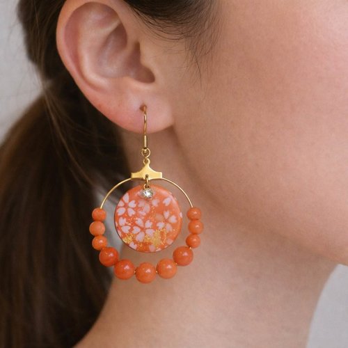 Boucles d’oreilles créoles "sakura" avec des médaillons de nacre recouvert de papier japonais résiné