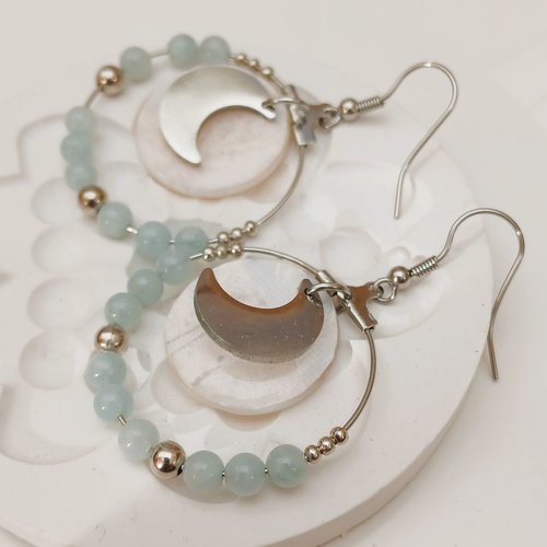 Boucles d’oreilles en acier fait main avec des perles grises bleus et médaillons de nacre recouvert de papier et une lune