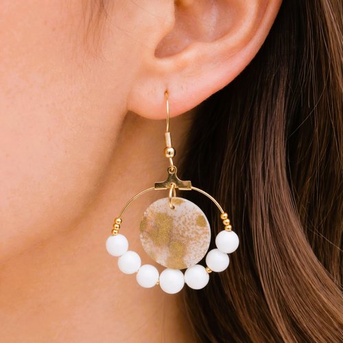 Boucles d’oreilles en acier fait main avec des perles nacres et médaillons de nacre recouvert de papier japonais or et blanc