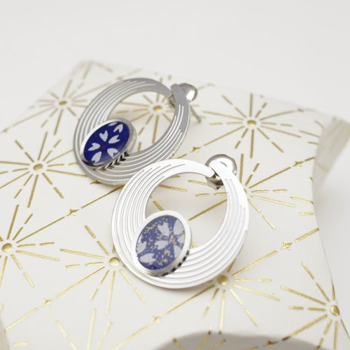 Boucles d’oreilles en acier en forme de spirale avec un cabochon en papier japonais résiné bleu fleuriées
