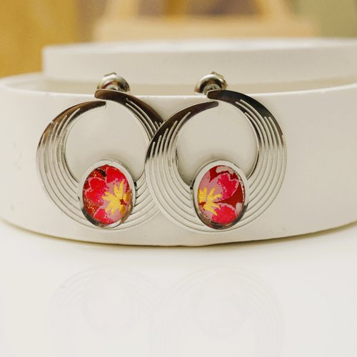 Boucles d’oreilles en acier en forme de spirale avec un cabochon en papier japonais résiné rose