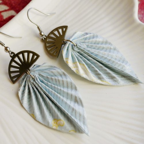 Boucles d'oreilles origami feuilles aux couleurs bleu et blanc avec son papier japonais verni pour résister au temps qui passe
