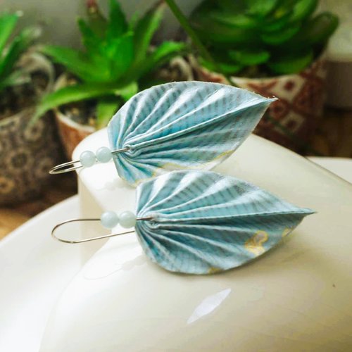 Boucles d'oreilles origami feuilles aux couleurs bleu et blanc avec son papier japonais verni pour résister au temps qui passe