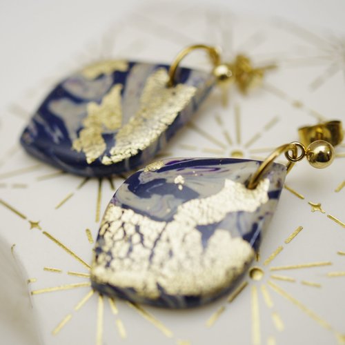 Boucles d’oreilles artisanales réalisées en polymère bleu nuit doré et avec des puces dorées en acier en forme de goutte