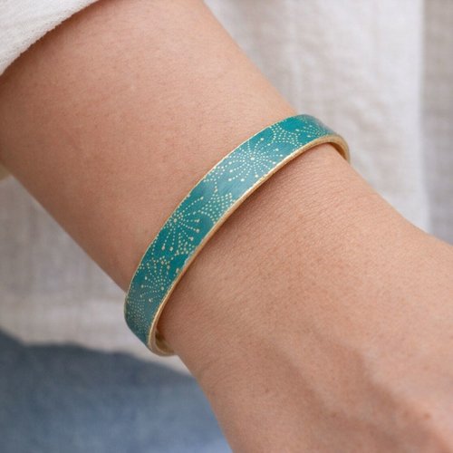 Bracelet jonc plat en laiton brut en papier japonais vernis vert intense et or, un bijou au style nippon minimaliste