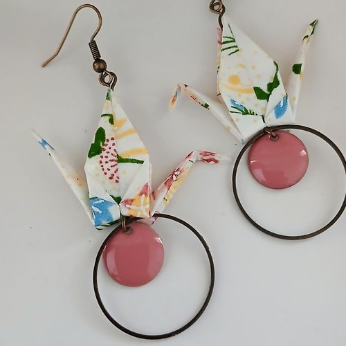 Boucle d’oreille origami grue japonaise blanc fleuri