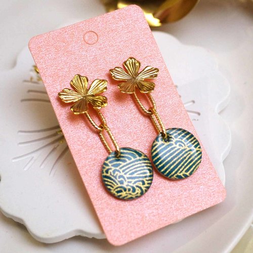 Boucles d’oreilles en acier avec des médaillon émaillé vert et or avec une puce fleurie