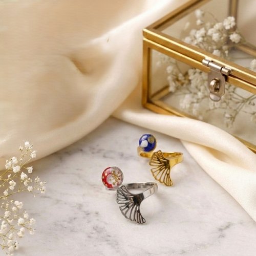 Bague en acier inoxydable avec une feuille ginkgo et son cabochon de papier japonais résiné