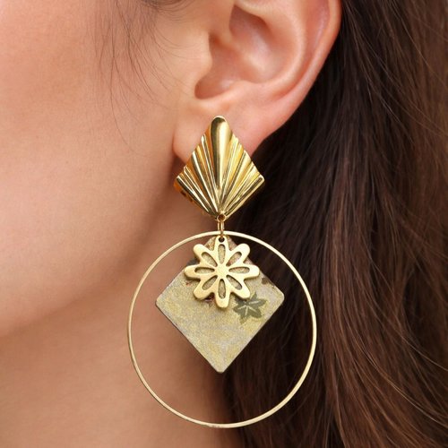 Boucles d'oreilles dorées avec des losanges et du papier japonais beige vert or et un cercle avec son médaillon de fleur et son éventail