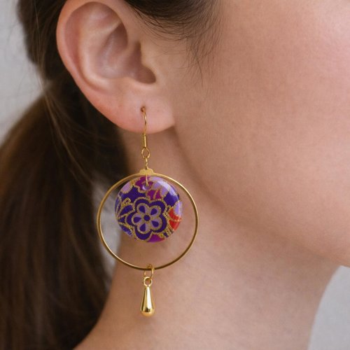 Petites boucles d’oreilles asymétriques avec du papier japonais rouge avec des motifs de feuilles et des petits éventails en acier
