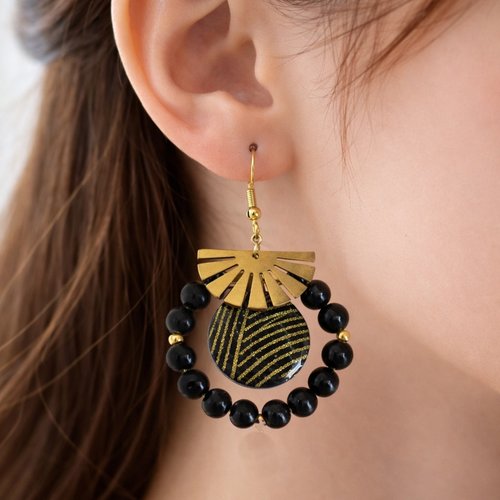 Boucles d’oreilles avec des médaillons de nacre recouvert de papier japonais résiné et des perles naturelles des onyx noirs