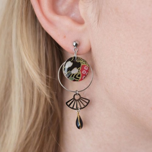 Oucles d’oreilles asymétriques en acier inoxydable avec des médaillons en papier japonais noir