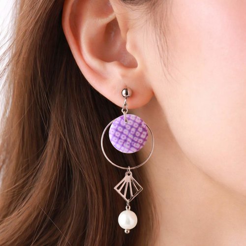 Boucles d’oreilles asymétriques avec des médaillons violets et blancs