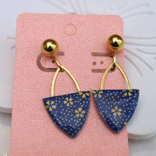 Boucles d’oreilles en acier doré en forme géométrique avec du papier japonais résiné et dormeuse pour les oreilles non percées