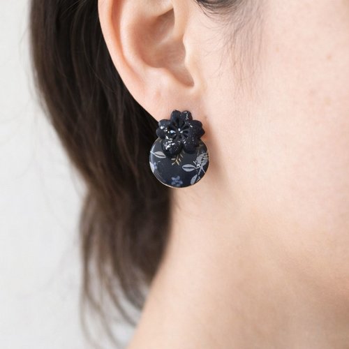 Boucles d’oreilles artisanales réalisées en polymère noir aux reflets argentés