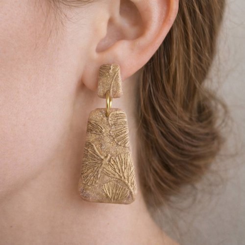 Boucles d’oreilles artisanales réalisées en polymère beige rose aux reflets dorés avec des feuilles ginkgos