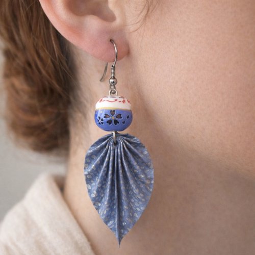 Boucles d'oreilles origami feuilles papier washi bleu argenté avec des chats maneki, un porte-bonheur japonais