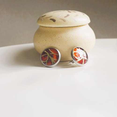 Petites boucles d'oreilles minimaliste rouge avec des puces en acier , création unique mayagami création