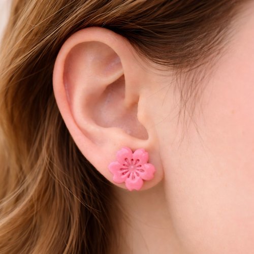 Boucles d’oreilles fleur sakura rose en polymère résiné et tige en acier