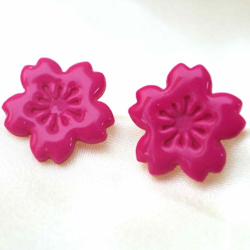 Boucles d’oreilles fleur sakura rose foncé en polymère résiné et tige en acier