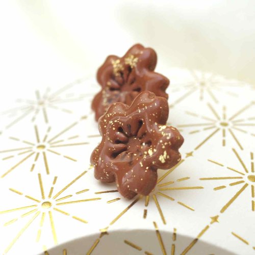 Boucles d’oreilles fleur sakura marron or en polymère résiné et tige en acier