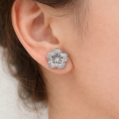 Boucles d’oreilles fleur sakura gris en polymère résiné et tige en acier