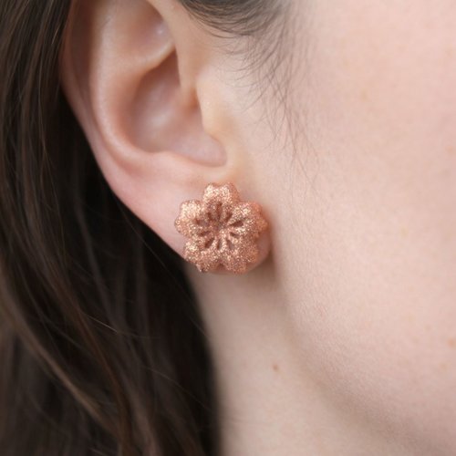 Boucles d’oreilles fleur sakura rose beige en polymère résiné et tige en acier