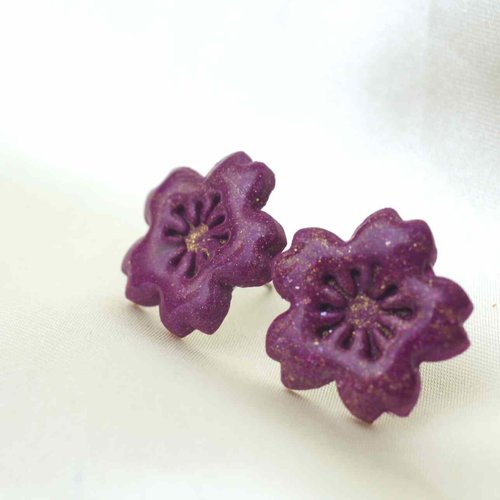 Boucles d’oreilles fleur sakura violet en polymère résiné et tige en acier