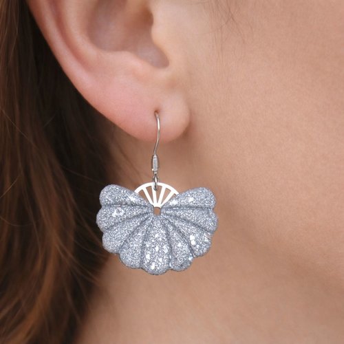 Boucles d'oreilles sensu, les polymères éventails et acier