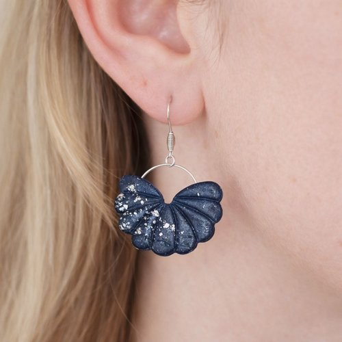 Boucles d'oreilles sensu, les polymères bleu nuit éventails et acier