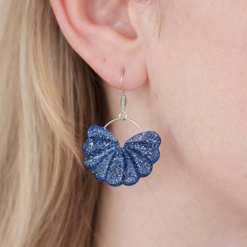 Boucles d'oreilles sensu, les polymères bleu nuit pailleté éventails et acier