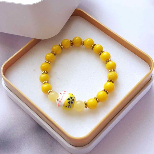 Bracelet de jade jaune avec une adorable perle en céramique en forme de daruma chat, le porte-bonheur japonais