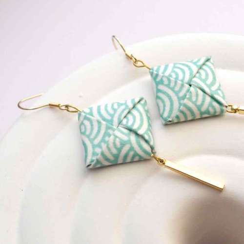 Boucles d’oreilles origami carrés avec du papier japonais blanc vert bleu