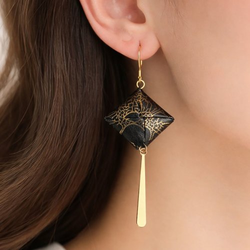 Boucles d’oreilles origami carrés avec du papier japonais noir or
