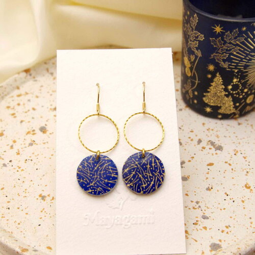 New boucles d'oreilles fantaisie avec du papier washi bleu nuit étoilé résiné sur un médaillon de nacre et anneaux en acier