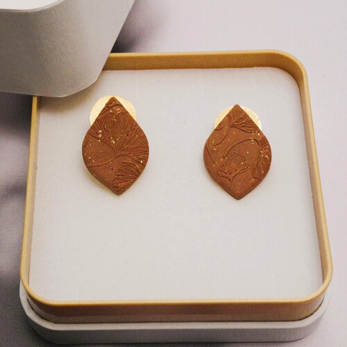 Boucles d’oreilles ginkgo en polymère au couleur terracotta pour les oreilles non percées