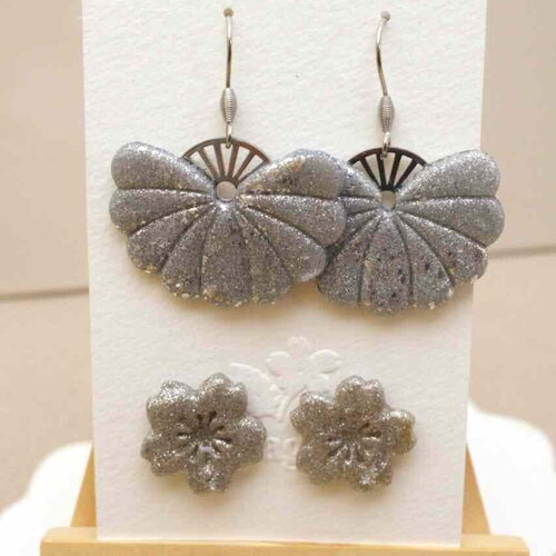 Pack découverte de bijoux mayagami avec des boucles d'oreilles sensu, les polymères éventails et acier et des puces de sakura gris argent