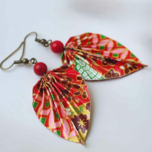 Prix doux boucles d'oreilles origami feuilles  avec son papier japonais verni et ses dormeuses en laiton