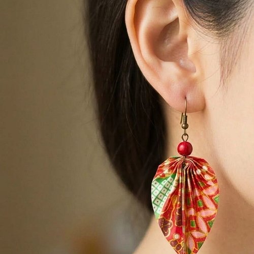 Prix doux boucles d'oreilles origami feuilles  avec son papier japonais verni et ses dormeuses en laiton