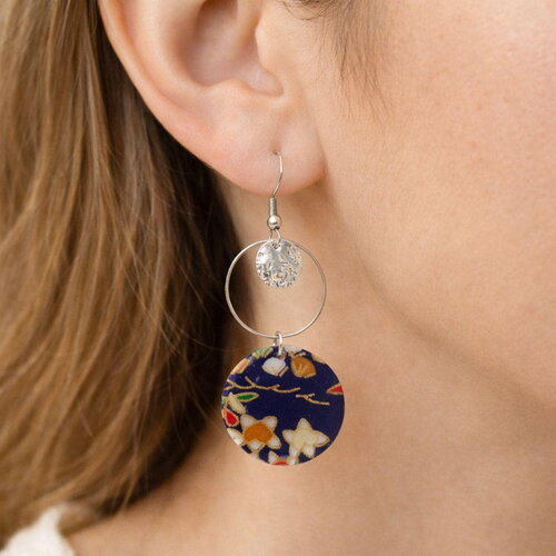New boucles d’oreilles fantaisie en  acier avec des médaillons de  nacre recouvert de papier washi fleuri résiné