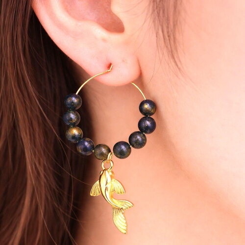 Boucles d'oreilles créoles de jade mashan avec des carpes koi