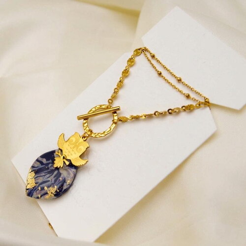 New collier avec une goutte en polymère et un hibou en acier et une chaine en acier avec des petits médaillons