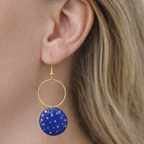 New boucles d’oreilles artisanales en acier inoxydable avec un médaillon de nacre et du papier japonais résiné , bijoux bleu et or