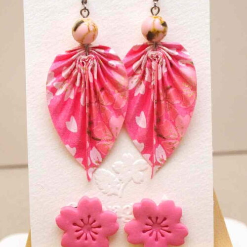 Pack découverte de boucles feuilles origami rose en papier washi et en acier et des puces de sakura rose
