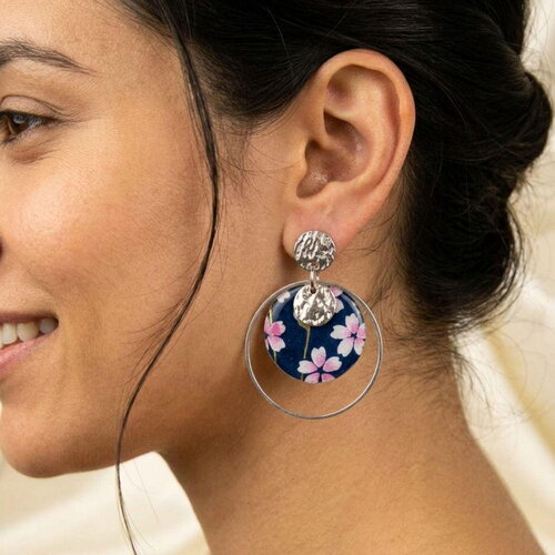 New boucles d'oreilles créoles "sakura argentées" avec du papier japonais résiné &amp; acier