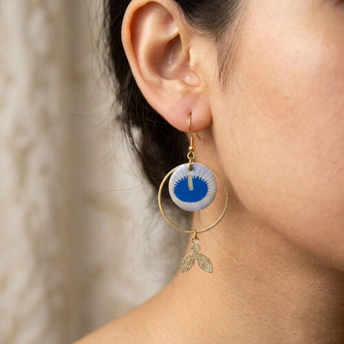 New boucles d’oreilles en acier inoxydable doré avec des médaillons washi bleu résiné , bijoux légers faits main, style graphique et élégant