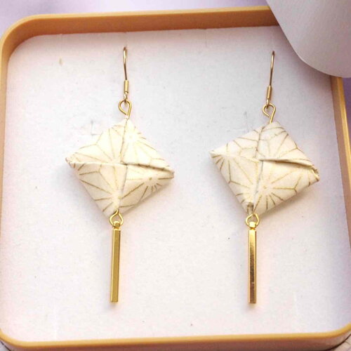 Boucles d'oreilles carré origami avec du papier washi blanc doré