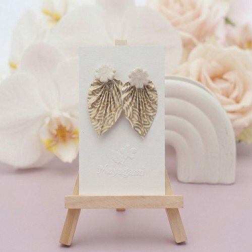 Prix doux boucles d’oreilles artisanales réalisées en polymère beige avec une feuille origami en papier japonais verni