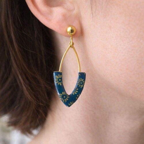 Boucles d’oreilles en acier doré en forme géométrique avec du  papier japonais résiné et dormeuse pour les oreilles non percées