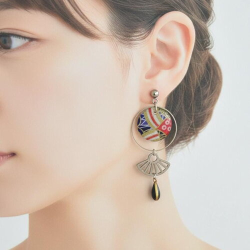 Boucles d’oreilles asymétriques en acier inoxydable avec des médaillons en papier japonais noir